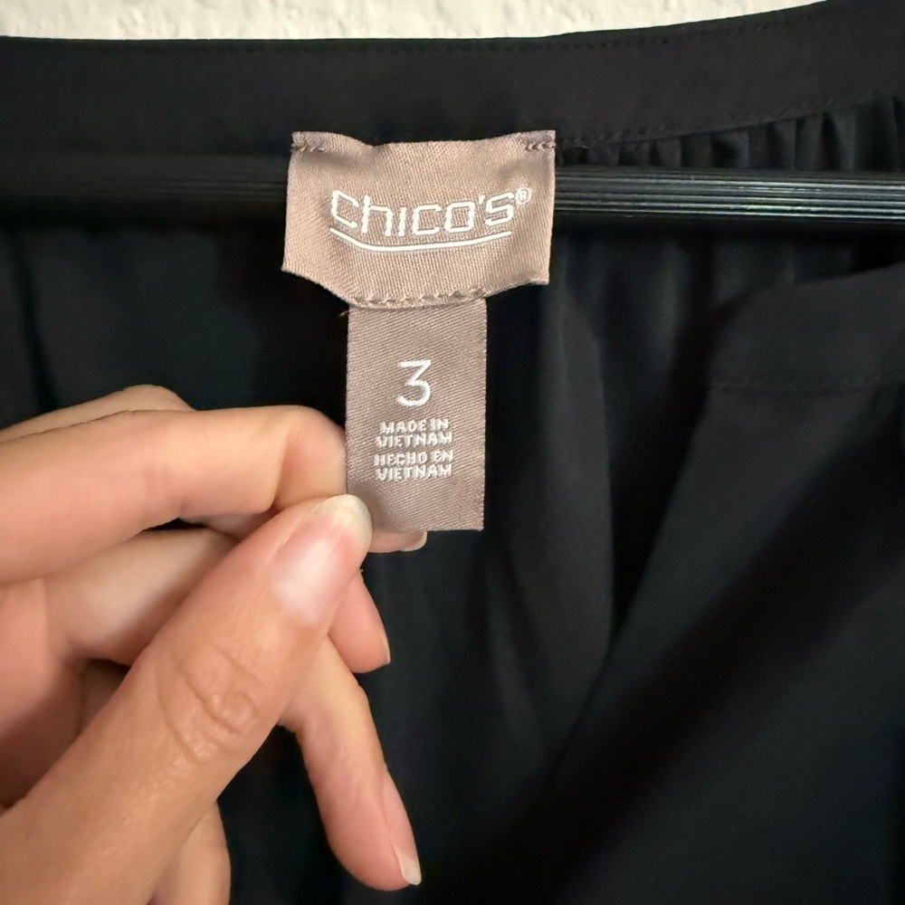 Chico's Black Pullover Top Blouse Lightweight Button Closure Size 3 (US 16/XL) - Picture 4 of 7